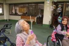 介護老人福祉施設 サンライズ北九州｜2026.05.01 シャボン玉🌈